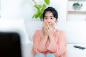 リビングでテレビを見る女性