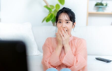 リビングでテレビを見る女性