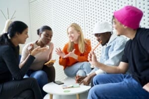 身振り手振り楽しく話す男女