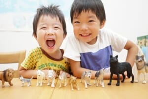 一緒に遊ぶ笑顔の仲良し兄弟