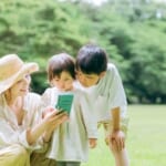 子供と一緒にスマホアプリを使うママ