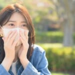 公園でマスクをする女性