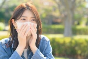 公園でマスクをする女性