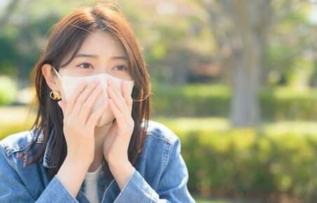 公園でマスクをする女性