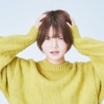 頭を抱える女性