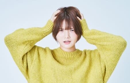 頭を抱える女性