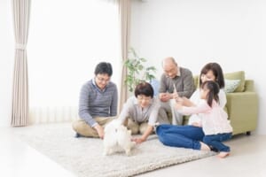 家族で犬と遊ぶ幸せな三世代ファミリー