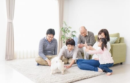 家族で犬と遊ぶ幸せな三世代ファミリー