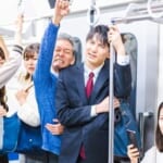 満員電車で通勤をするビジネスパーソン