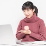 パソコンを使いながら納得する女性