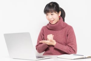 パソコンを使いながら納得する女性