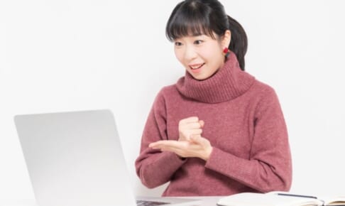 パソコンを使いながら納得する女性