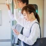 電車に乗っている女性