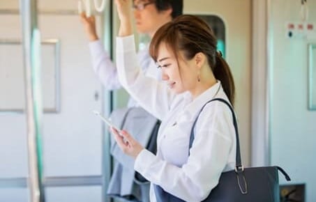 電車に乗っている女性