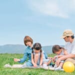 公園でピクニックをするファミリー