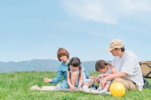 公園でピクニックをするファミリー