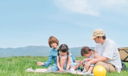 公園でピクニックをするファミリー
