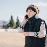外で電話する女性