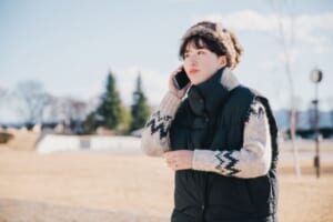 外で電話する女性
