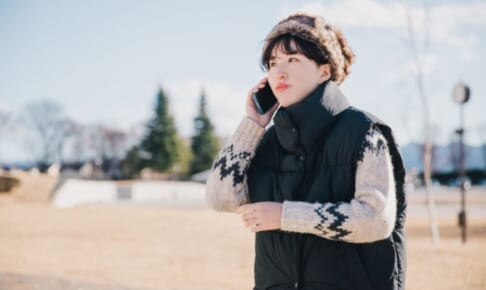 外で電話する女性