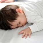 お昼寝する男の子