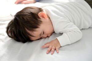 お昼寝する男の子