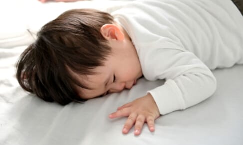 お昼寝する男の子