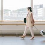 出張する女性