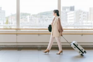 出張する女性