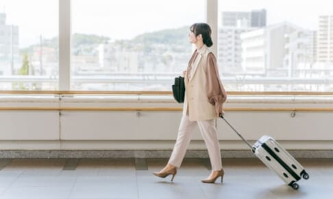 出張する女性
