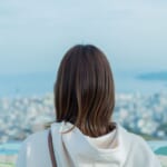 外を眺める女性の後ろ姿