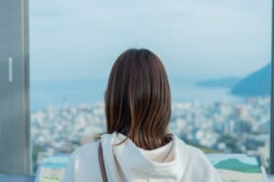 外を眺める女性の後ろ姿