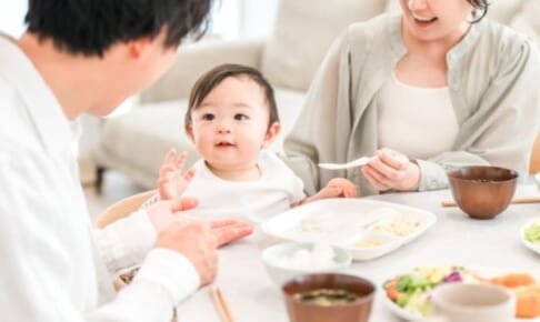 赤ちゃんに離乳食を食べさせる両親