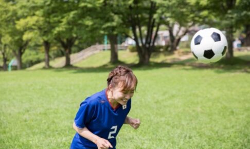 サッカーをやる女性