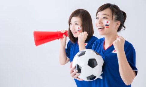 応援する女性サポーター