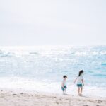 海で遊ぶ子ども