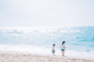 海で遊ぶ子ども