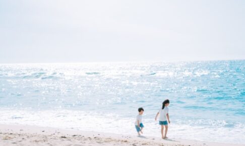 海で遊ぶ子ども