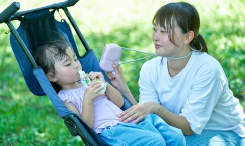 日陰で休憩する親子