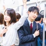 満員電車で通勤をするビジネスパーソン