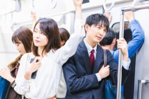 満員電車で通勤をするビジネスパーソン