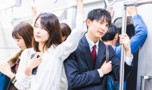 満員電車で通勤をするビジネスパーソン