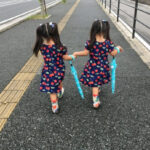 双子 後ろ姿 ワンピース