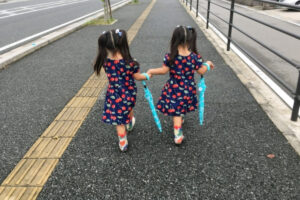 双子 後ろ姿 ワンピース