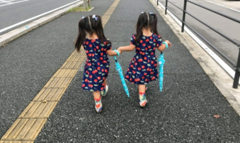 双子 後ろ姿 ワンピース