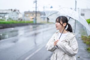 傘を差した女性