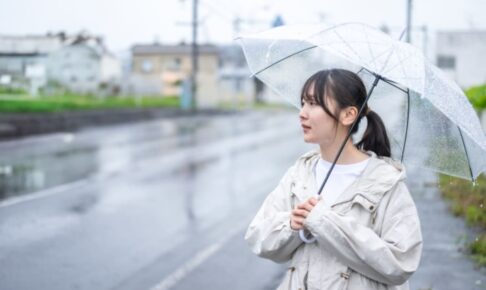 傘を差した女性