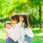 母親と遊ぶ女の子・男の子