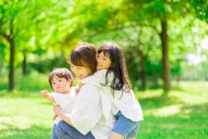 母親と遊ぶ女の子・男の子