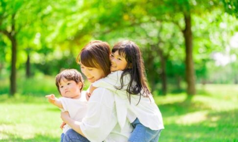 母親と遊ぶ女の子・男の子